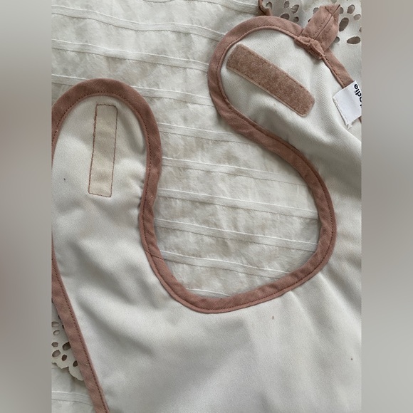 Elodie Details Eyelet Bib - Picture 5 of 7